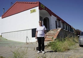 María Victoria Blanco en la escalera en la que murió su marido hace un año.