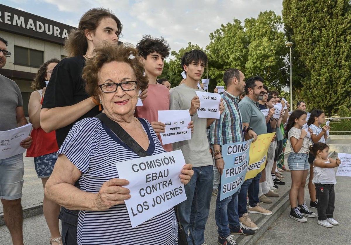 Concentración a las puertas del Rectorado en el campus de Badajoz, este viernes por la tarde.