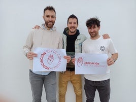 Cerón, entre dos de sus salvadores (Víctor Matamoros y Antonio Rivera) con el logo de la asociación.