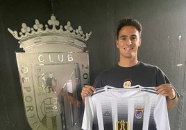 David Calles posa con la camiseta del Badajoz en le Nuevo Vivero.