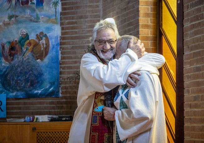 Tino abraza a Ángel Martín Chapinal, que ha cogido su testigo y ahora es el párroco de Moctezuma.