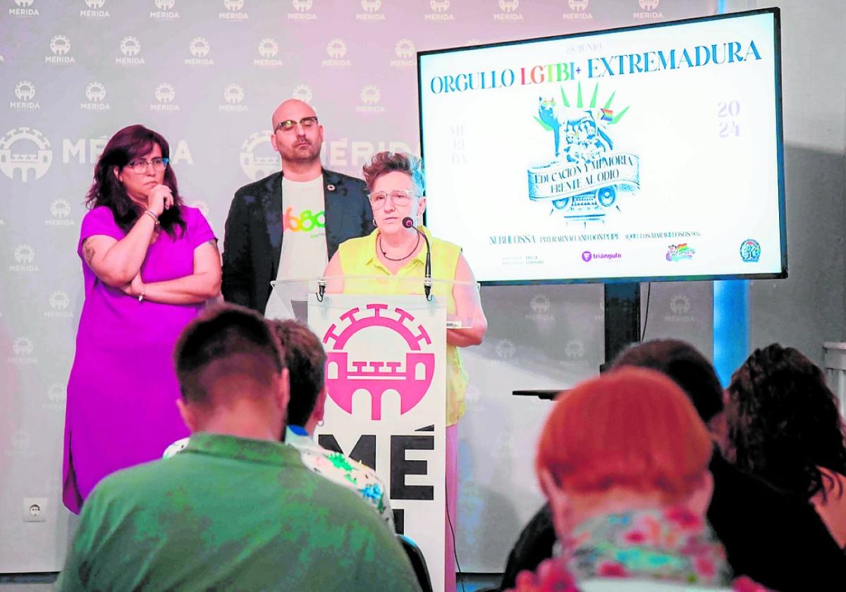 Sisi Cáceres, Silvia Tostado y José Ángel Calle presentando el Orgullo.