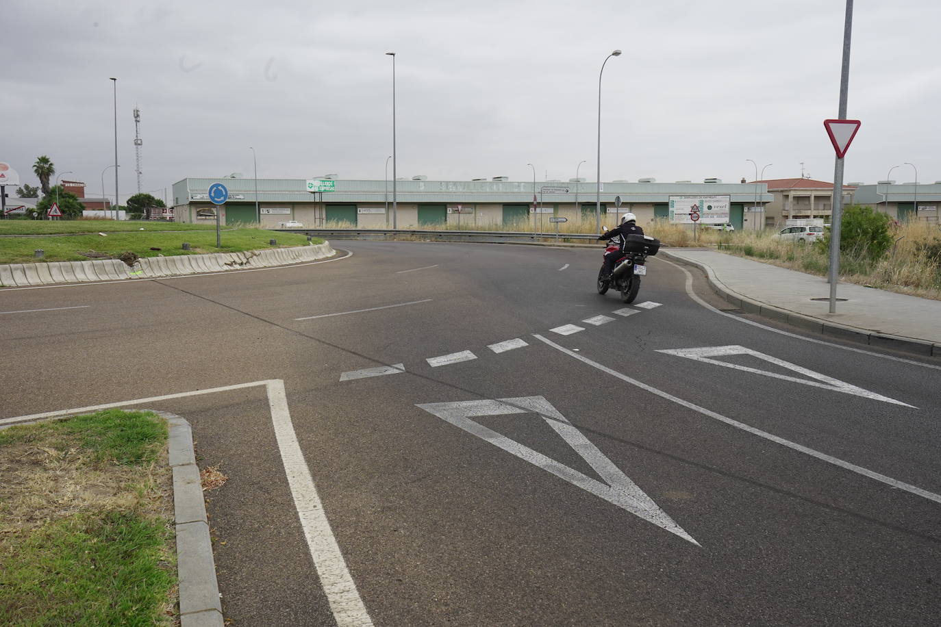 Así ha quedado la rotonda tras el accidente del motorista en Badajoz