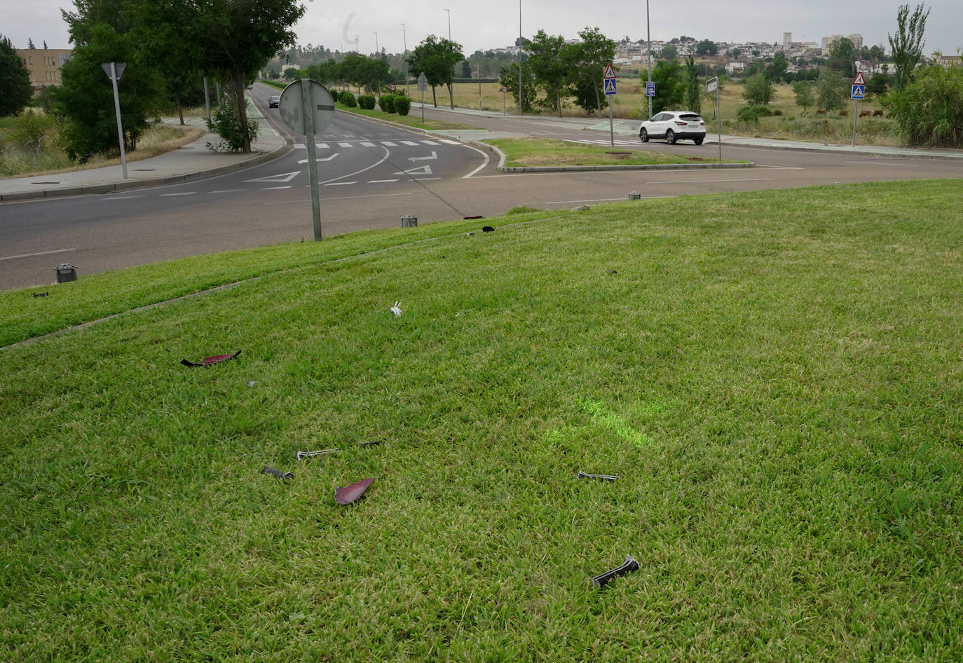 Así ha quedado la rotonda tras el accidente del motorista en Badajoz