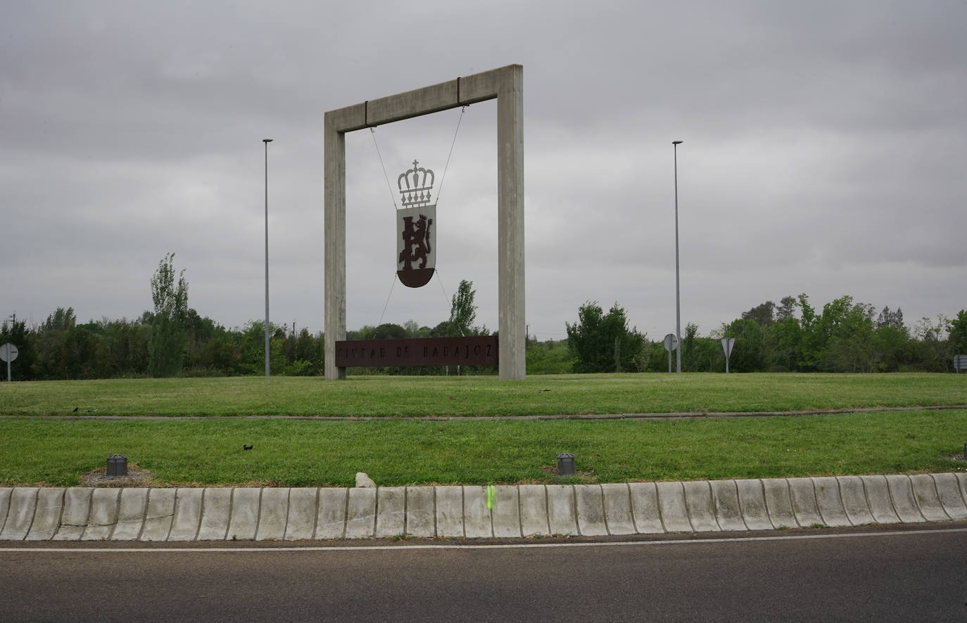 Así ha quedado la rotonda tras el accidente del motorista en Badajoz