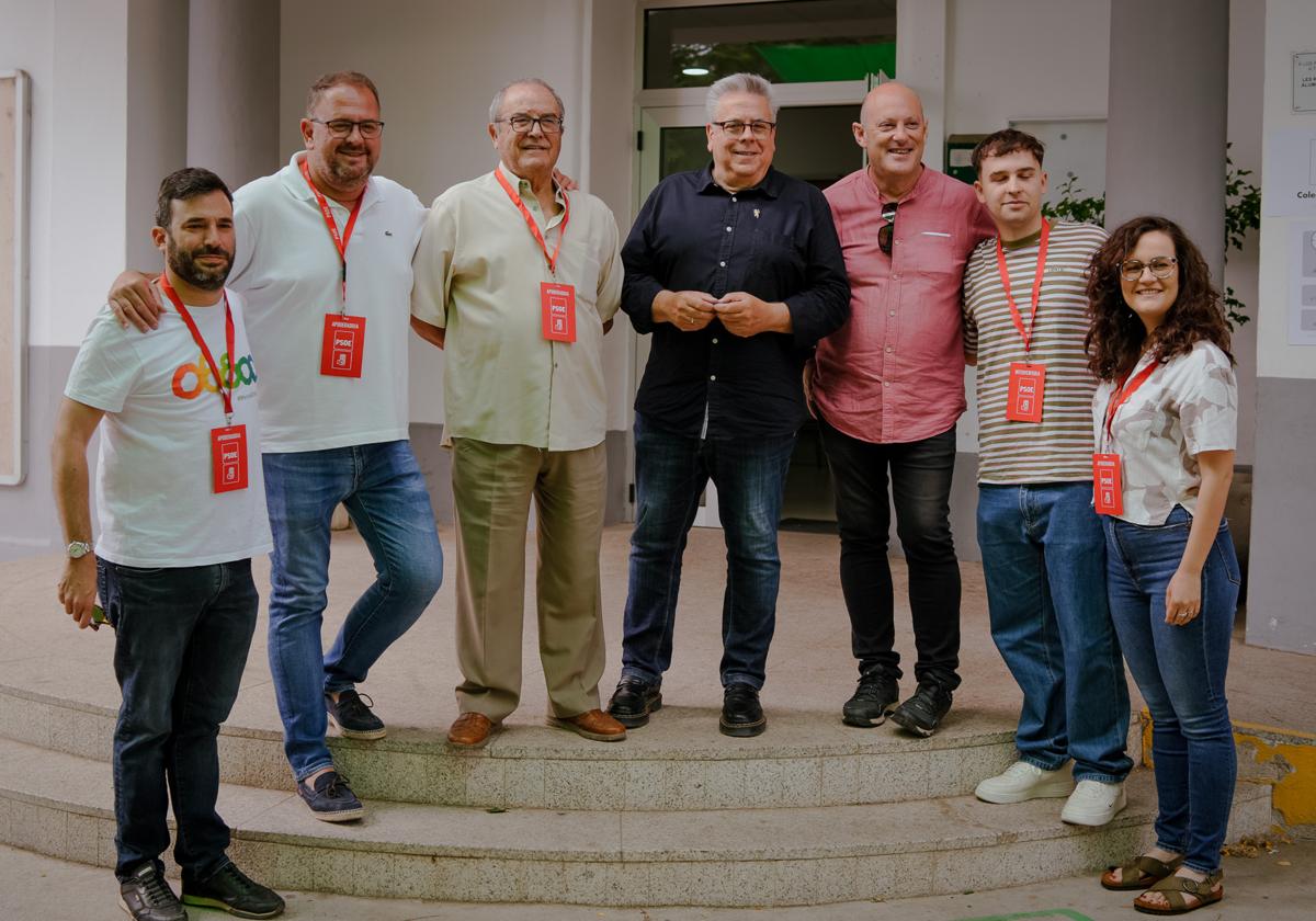 El alcalde de Mérida, Antonio Rodríguez Osuna, junto a miembros del partido.