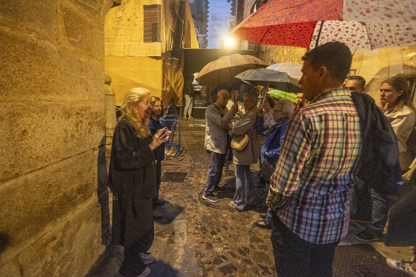 Así se vivió la suspensión de la obra &#039;Polvo serán, mas polvo enamorado&#039;, en la Plaza de San Jorge