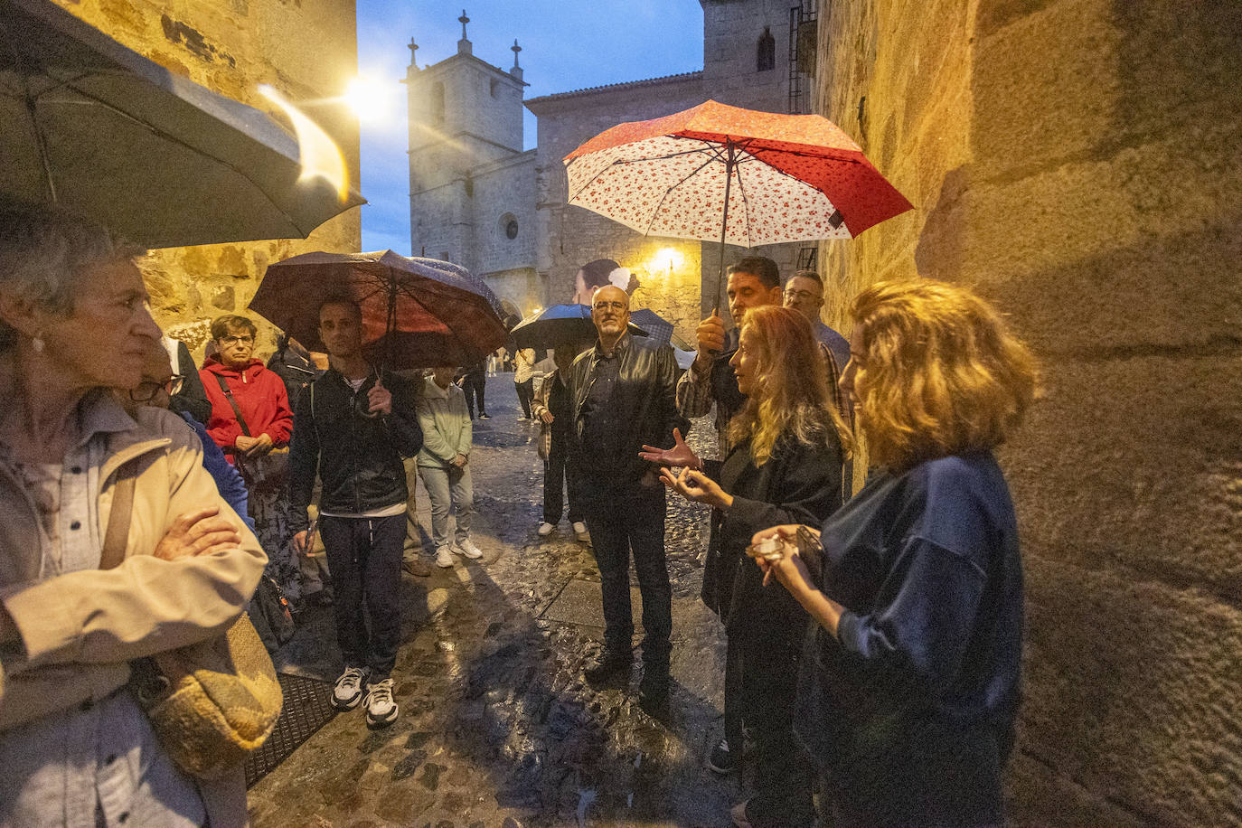 Así se vivió la suspensión de la obra &#039;Polvo serán, mas polvo enamorado&#039;, en la Plaza de San Jorge