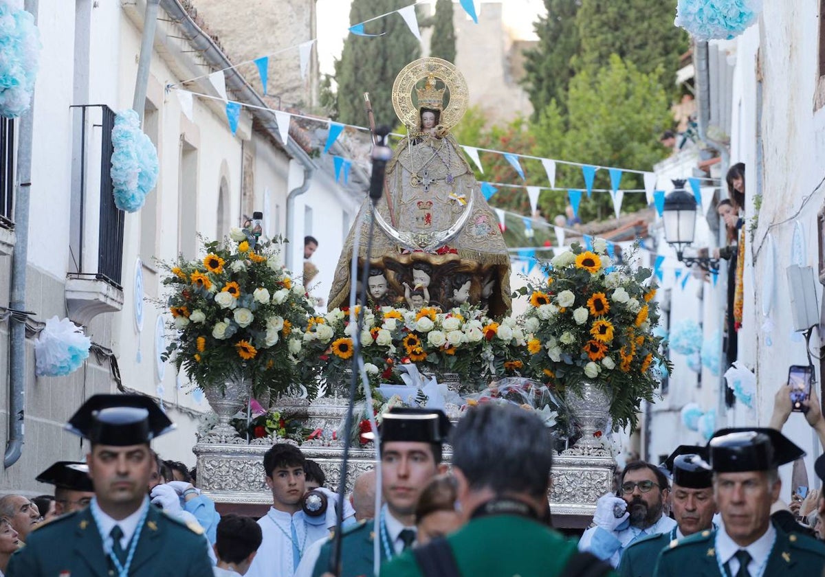 Imagen de la Virgen de la Montaña a su paso por la calle Caleros el pasado 24 de abril durante su bajada ordinaria.