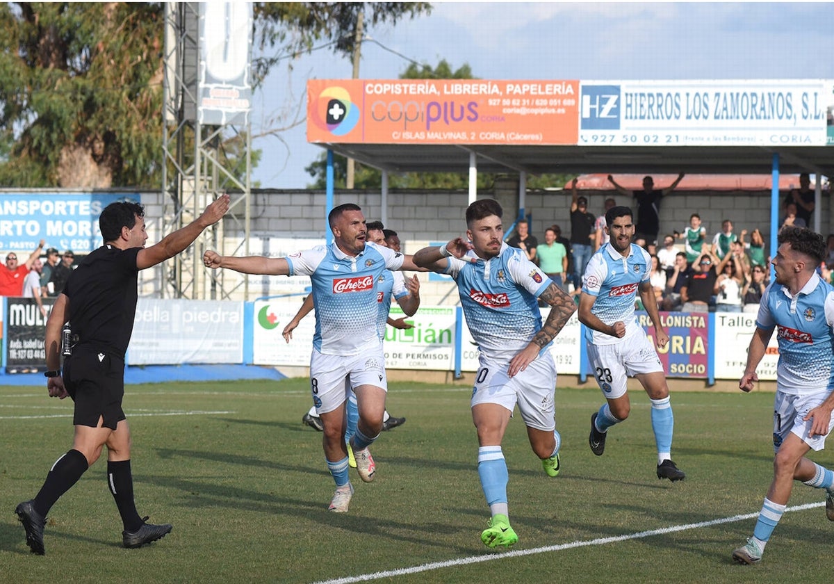 Iñaki León celebra el primer gol del aprtido para del Coria.