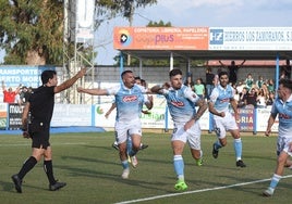 Iñaki León celebra el primer gol del aprtido para del Coria.