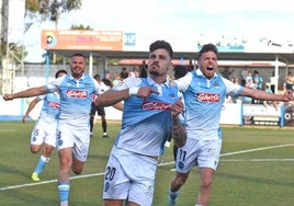 Iñaki León celebra el primer gol del Coria ante el Azuaga.