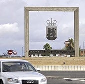 Un motorista de 49 años muere tras chocar contra la mediana central de una glorieta en Badajoz