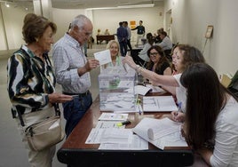 Mesas electorales durante las jornadas de votación al parlamento Europeo en la AA.VV de Santa Marina.