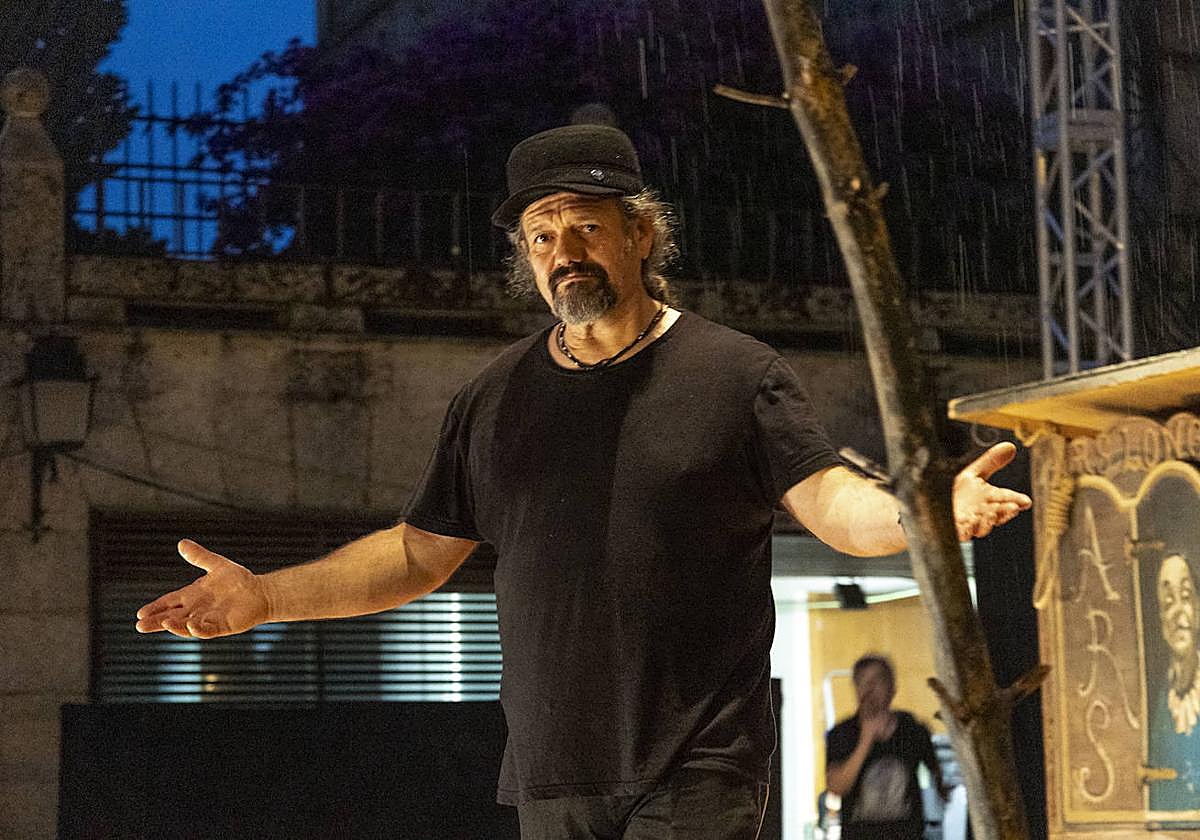 Así se vivió la suspensión de la obra &#039;Polvo serán, mas polvo enamorado&#039;, en la Plaza de San Jorge