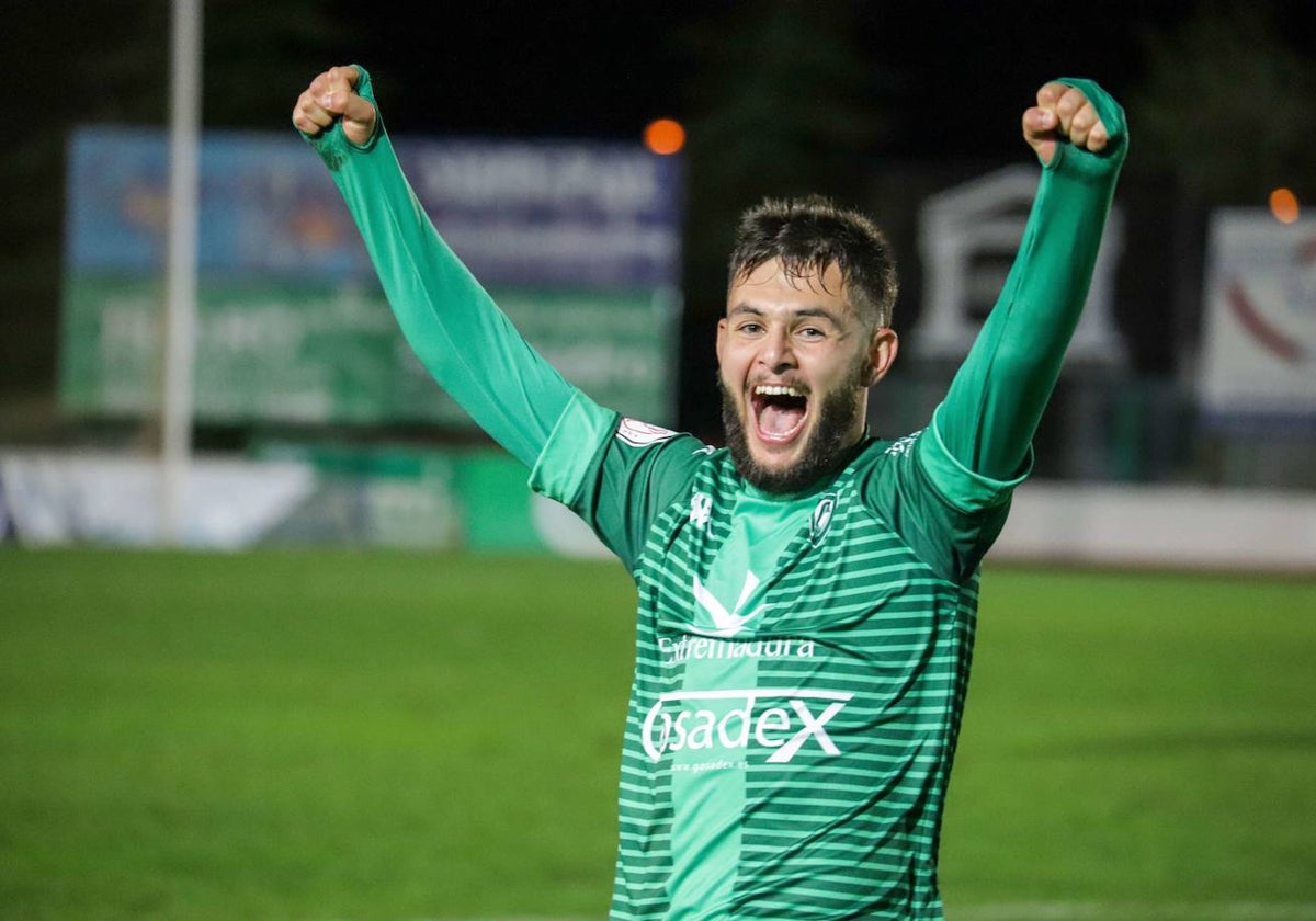 Bermúdez celebra un gol con el Villanovense la pasada campaña.