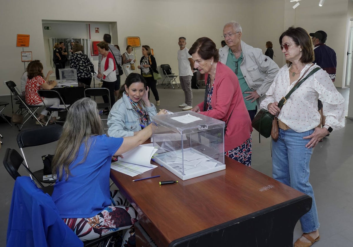 Votaciones en el nuevo colegio electoral de Santa Marina el pasado domingo.