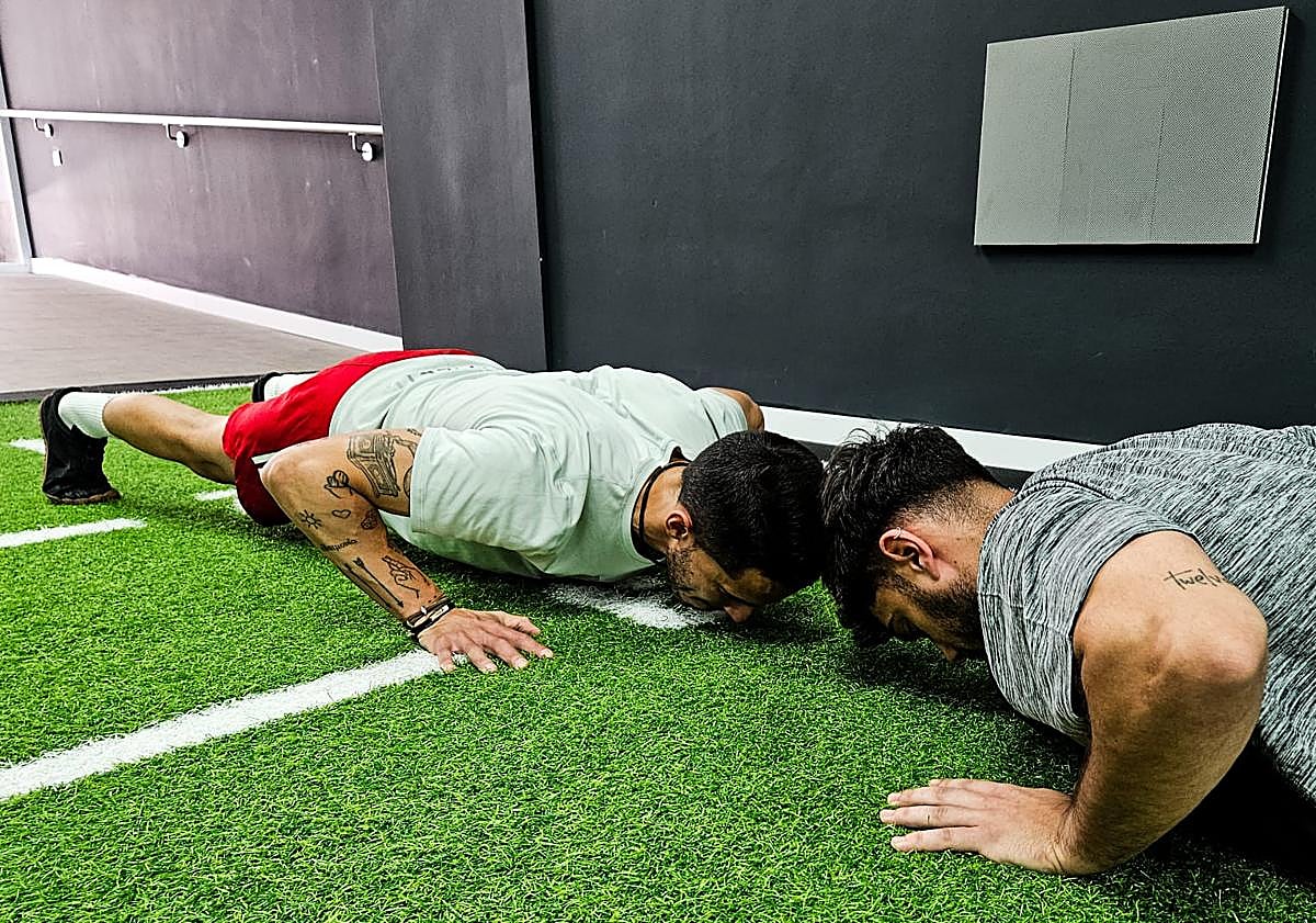 Imagen principal - Ejemplo de flexiones, sentadillas con peso y dominadas.