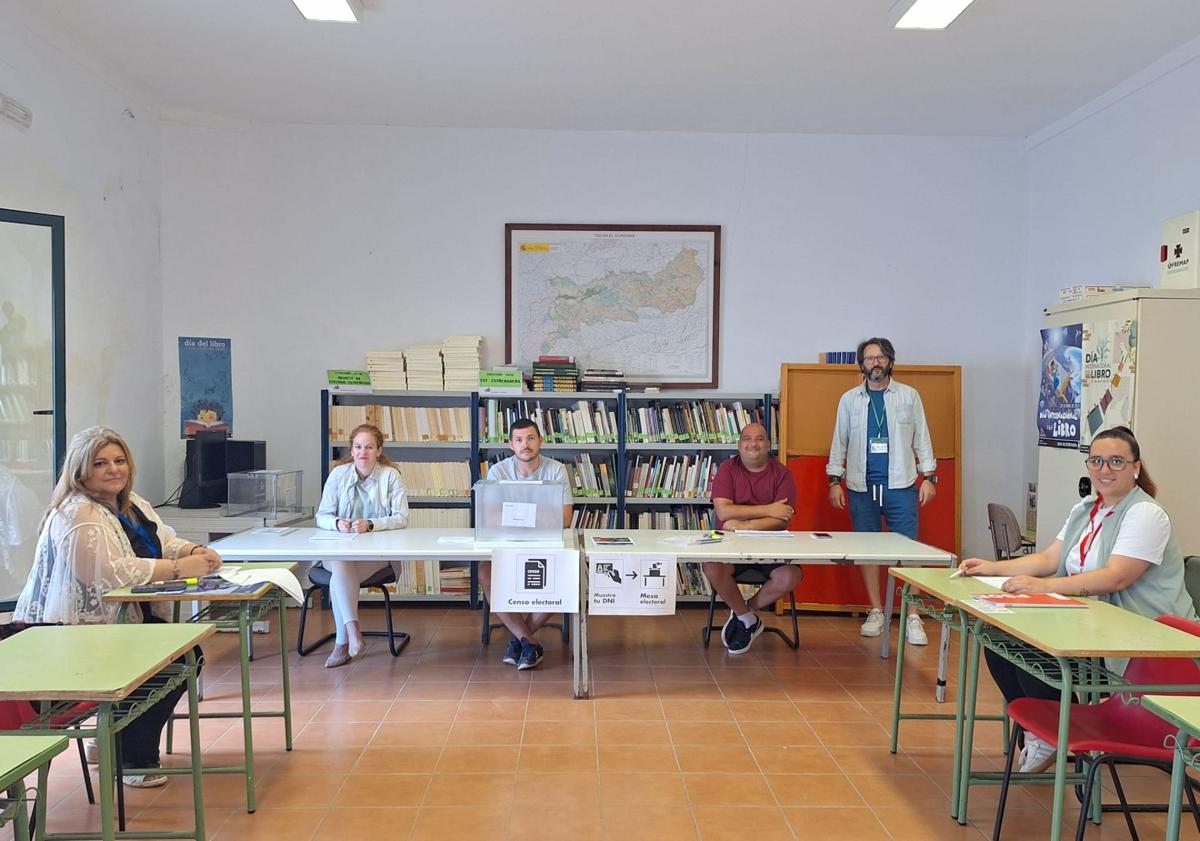 Imagen principal - Arriba y a la izquierda, las otras dos mesas electorales de Alconchel. A la derecha, datos de participación, según el Ministerio del Interior.