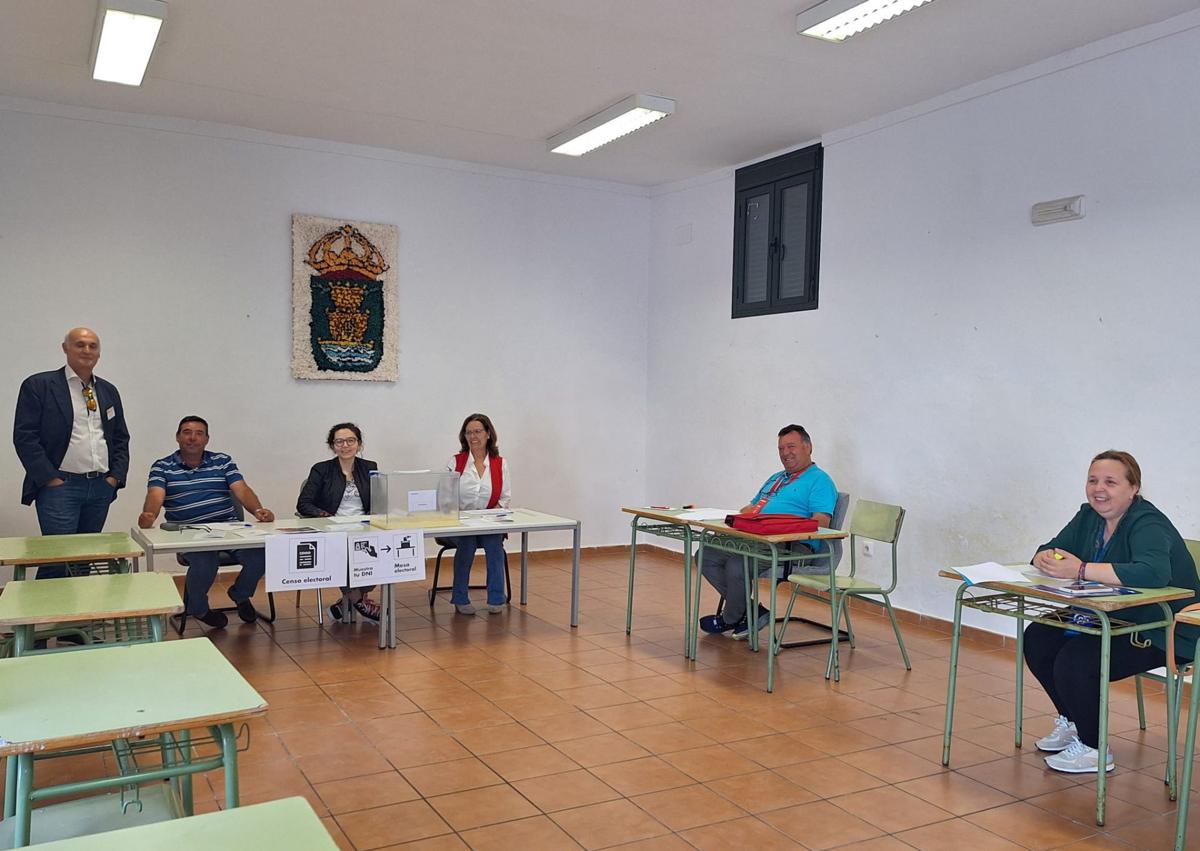 Imagen secundaria 1 - Arriba y a la izquierda, las otras dos mesas electorales de Alconchel. A la derecha, datos de participación, según el Ministerio del Interior.