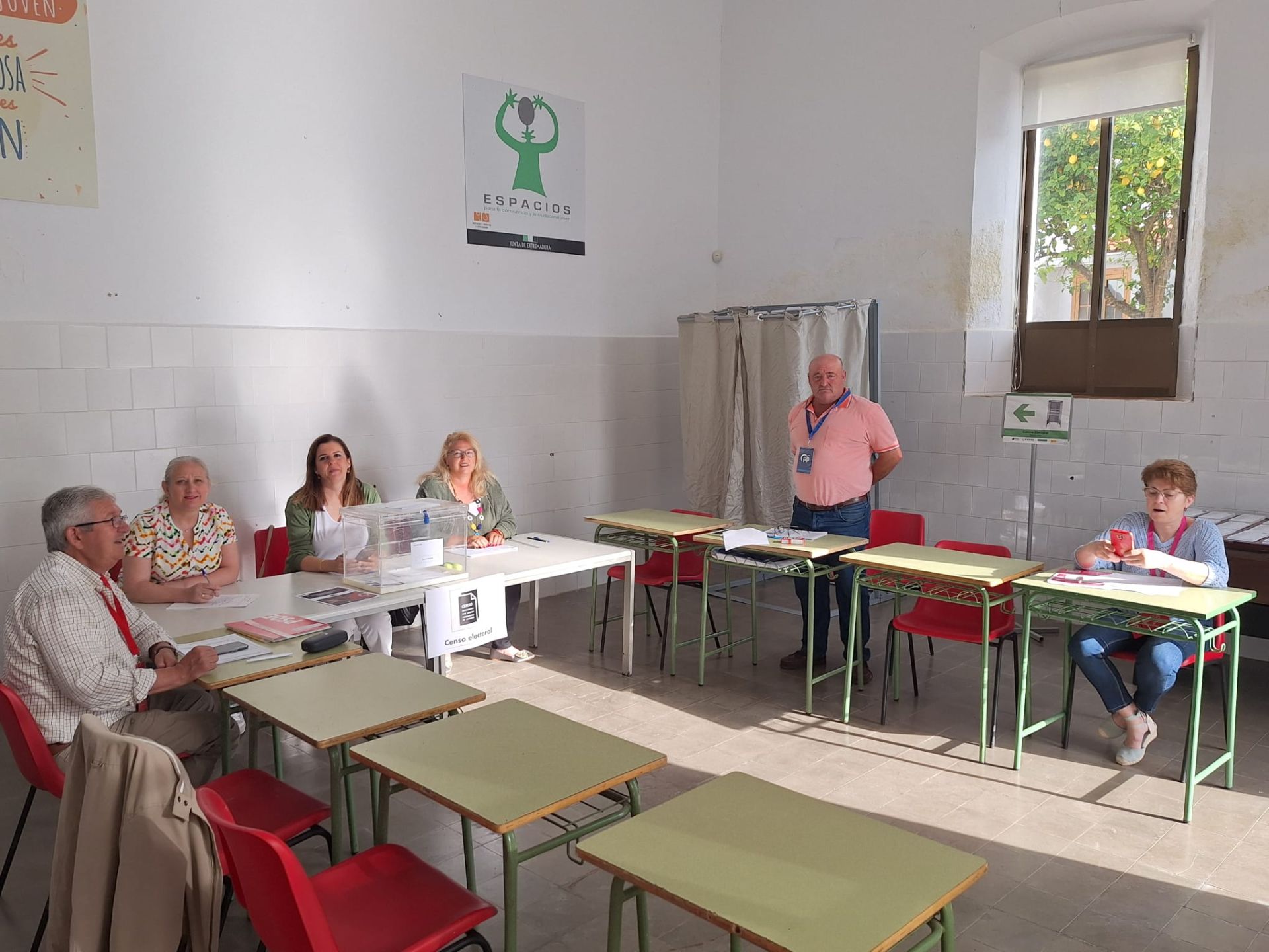 Una de las tres mesas electorales de Alconchel, el pasado domingo, con interventores de tres candidaturas.