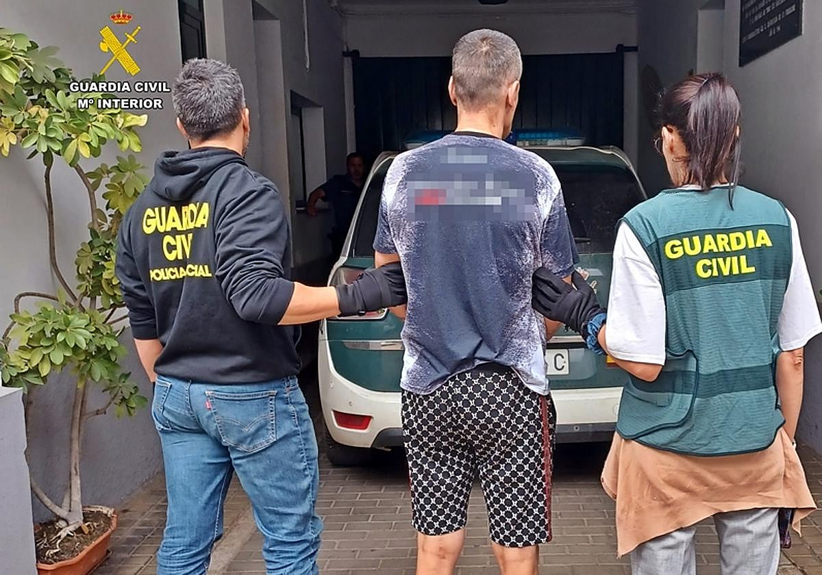 Atracan a golpes con la culata de una pistola a la dueña de un estanco