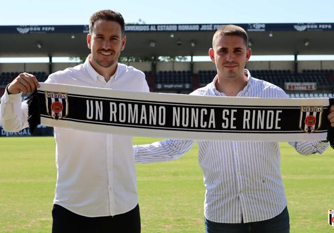 Sergi Guilló y Dani Soler ya posan con la bufanda del Mérida en el Romano.