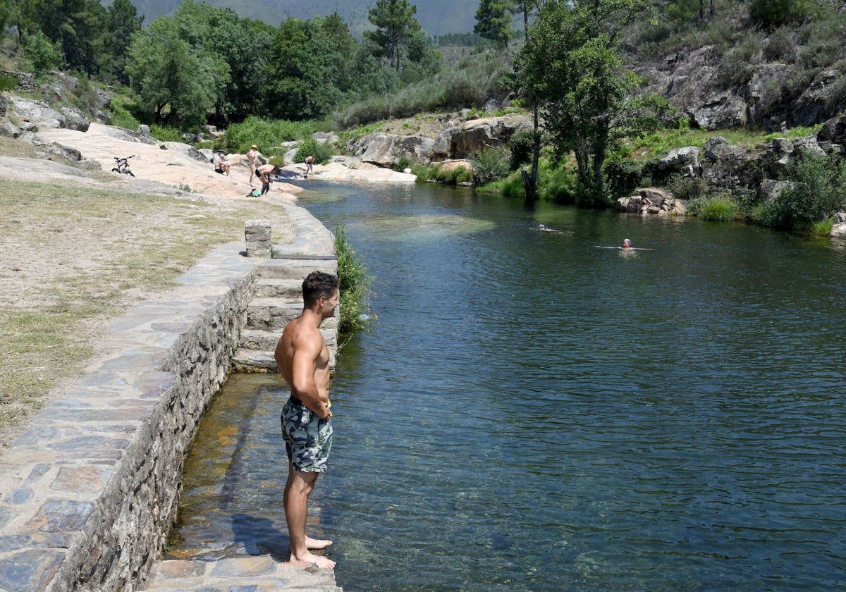 Piscina natural Jevero, situada a dos kilómetros del norte de la localidad cacereña de Acebo.