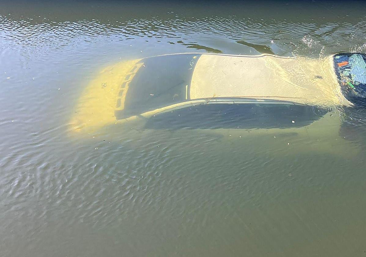 El coche quedó completamente sumergido en el canal.