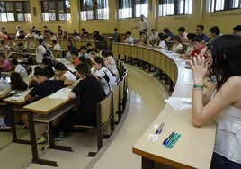 Alumnos que han realizado la EBAU este año antes de empezar un examen.