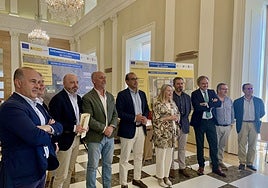 El alcalde y la presidenta de Acuaes, en el centro, con técnicos y concejales en la presentación.