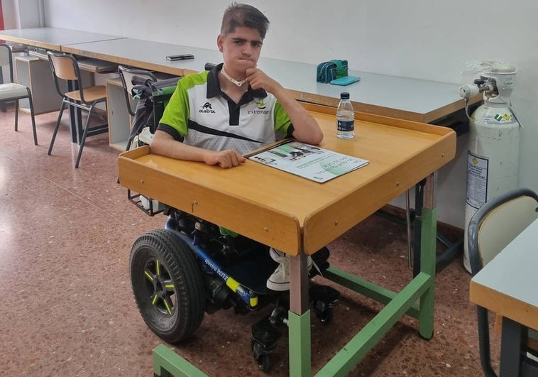 Luis García, en una mesa adaptada en un aula del Instituto de Llerena para hacer la EBAU, la semana pasada.