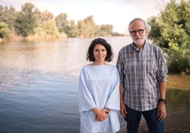 Esther Rodríguez y Sebastián Celestino, en la orilla del Guadiana de Mérida.