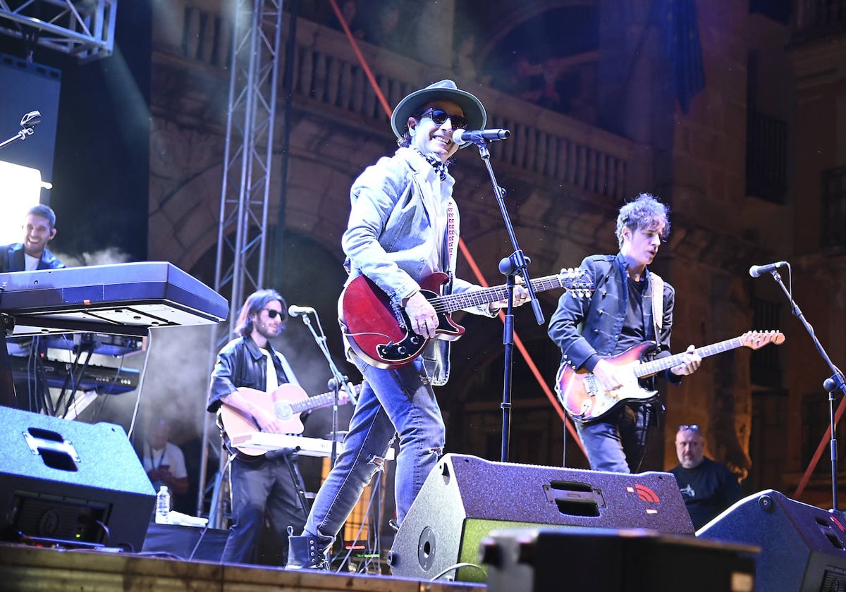 Coti, acompañado por su banda, en el inicio del concierto en la Plaza Mayor.