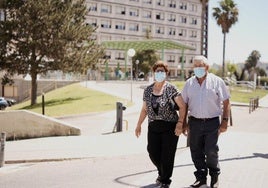 Personas este jueves con mascarilla en el Hospital de Mérida.