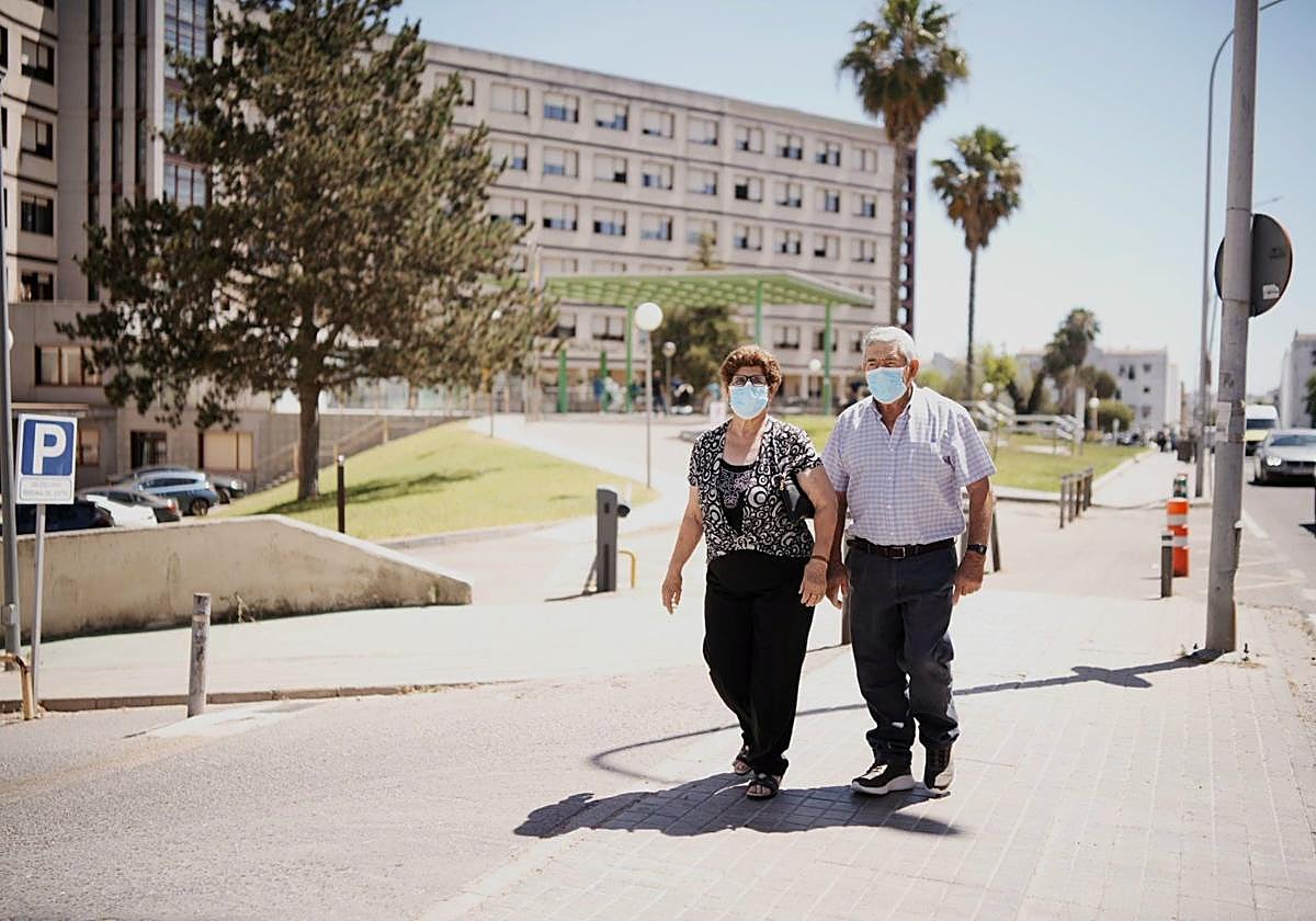 Personas este jueves con mascarilla en el Hospital de Mérida.