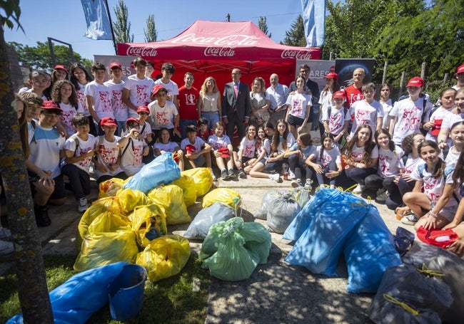 Alumnos del colegio San Antonio, junto al alcalde y varios concejales,  tras limpiar un tramo de la Ribera.