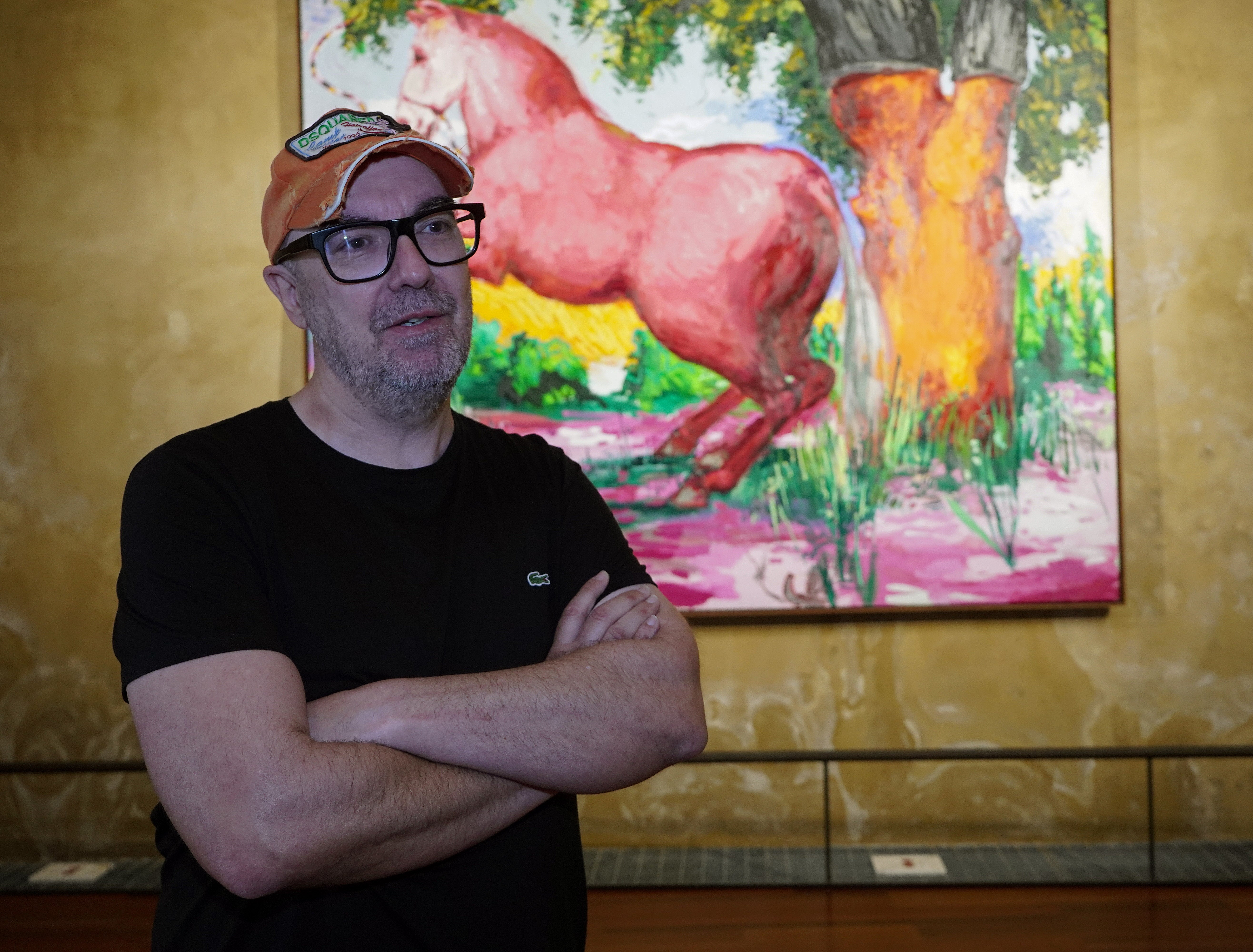 Julián Mesa es el comisario de la muestra y realiza visitas guiadas los sábados.