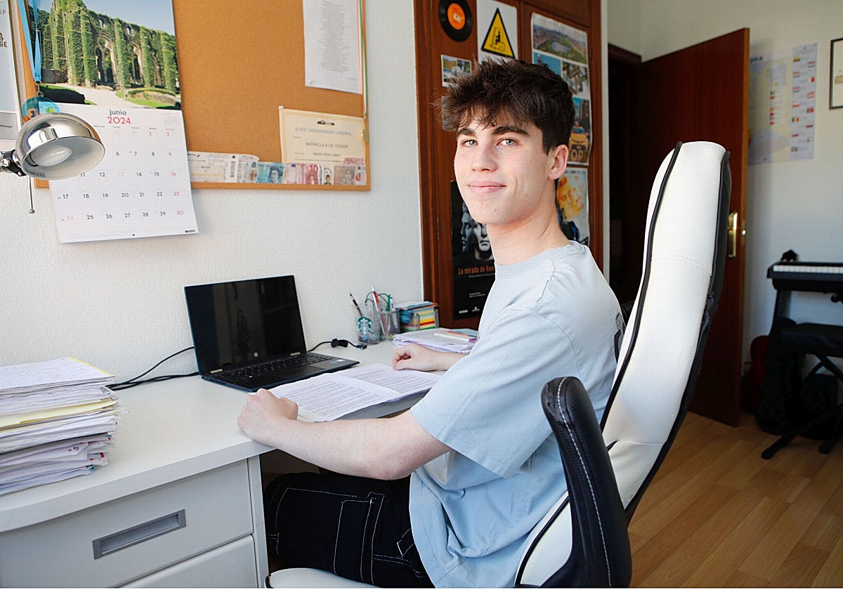 Martín Rojo en su mesa de estudio, en donde preparó el examen de la EBAU.