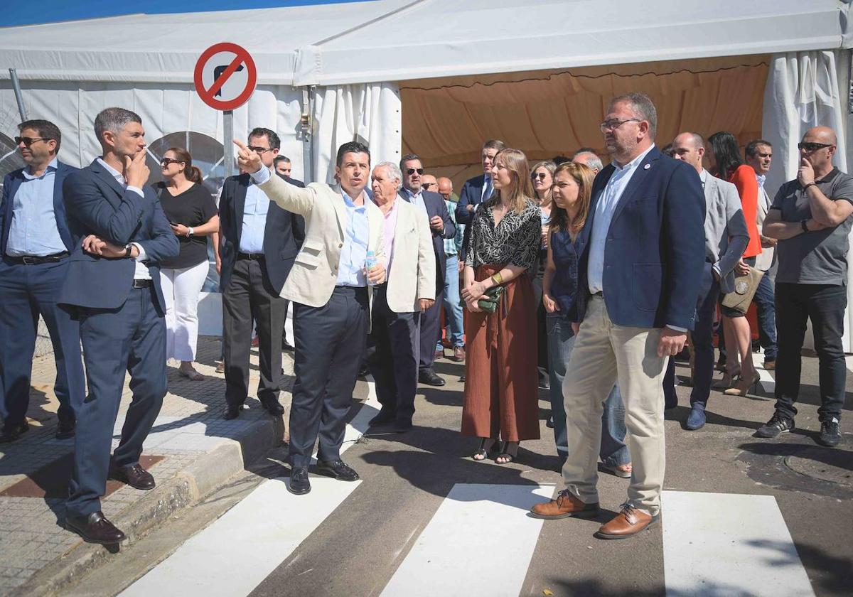 Los promotores Luis Checa y Álvaro Paredes explican al alcalde de Mérida la urbanización.