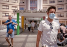 Una persona sale del hospital de Mérida con mascarilla, ayer.