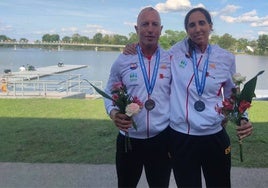 Juan Antonio Valle con su medalla junto a otra medallista española, María Jiménez, en canoa VL3.