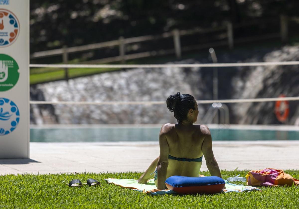 Una usuaria en la piscina municipal del Parque del Príncipe ayer por la mañana.