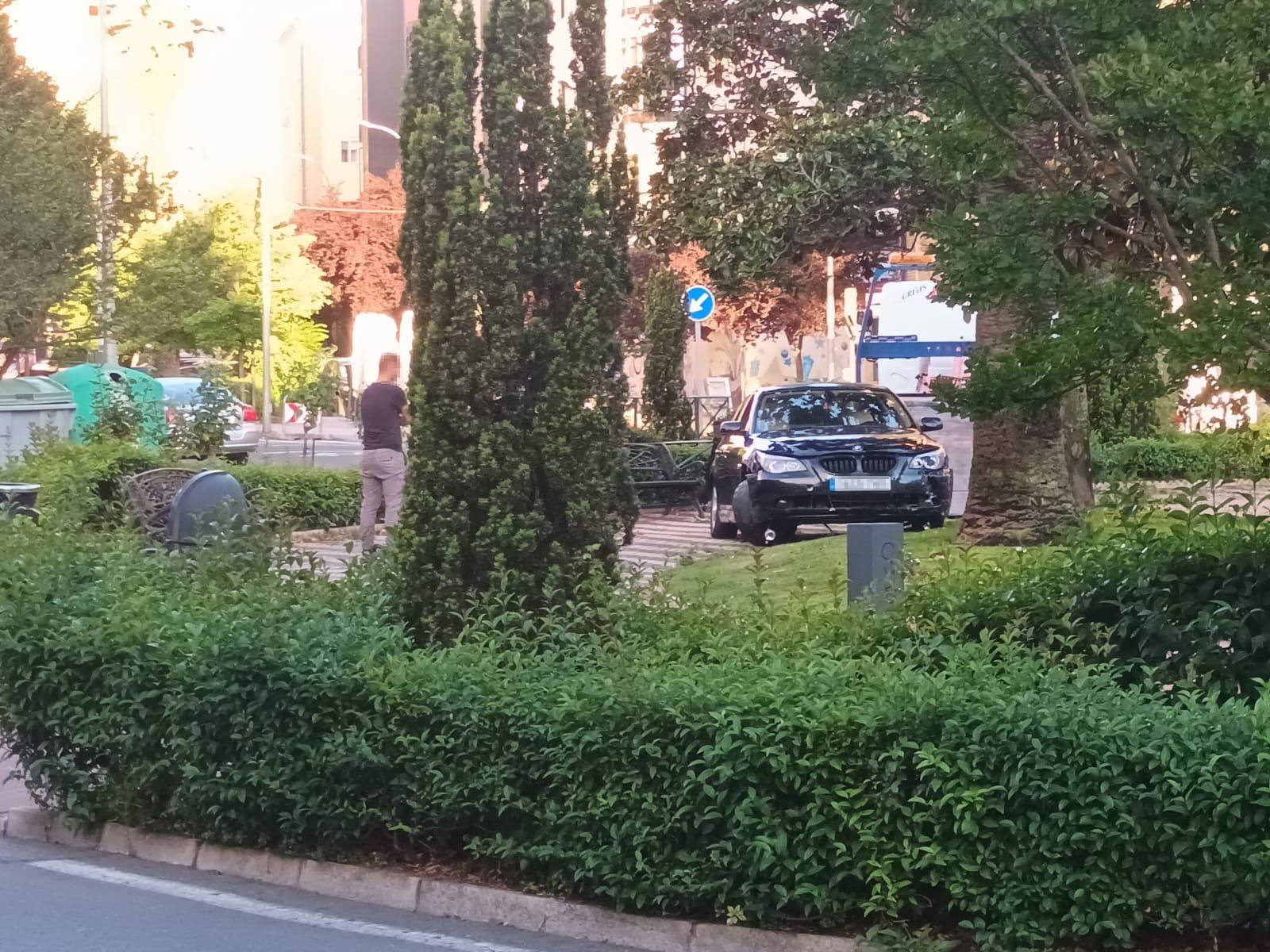 Así ha quedado el coche que se ha metido en el parque central de la plaza de Colón de Cáceres