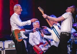 El incombustible Francis Rossi bromeando en el concierto con sus compañeros.