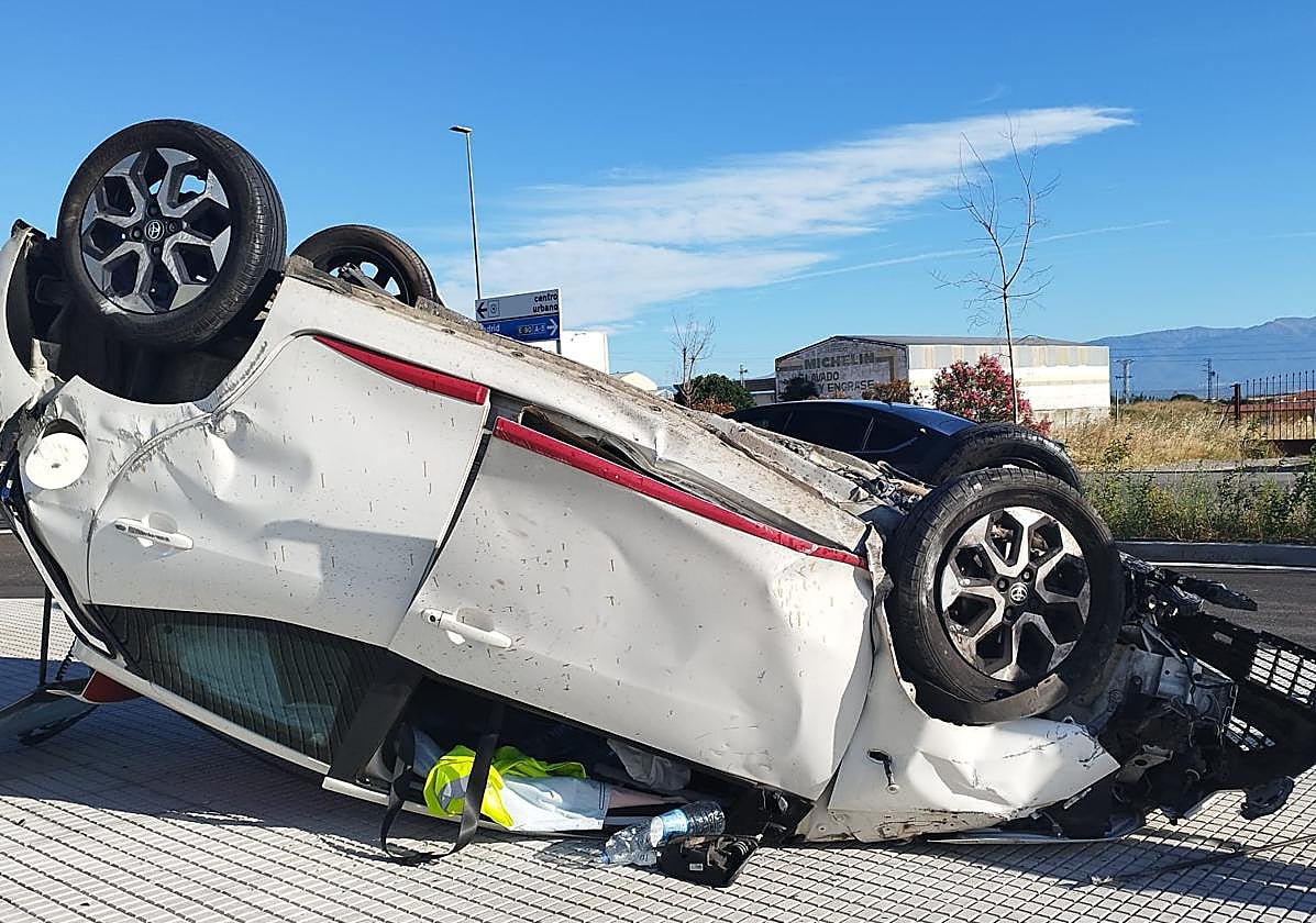 Así ha quedado el vehículo accidentado en Navalmoral tras dar vueltas de campana