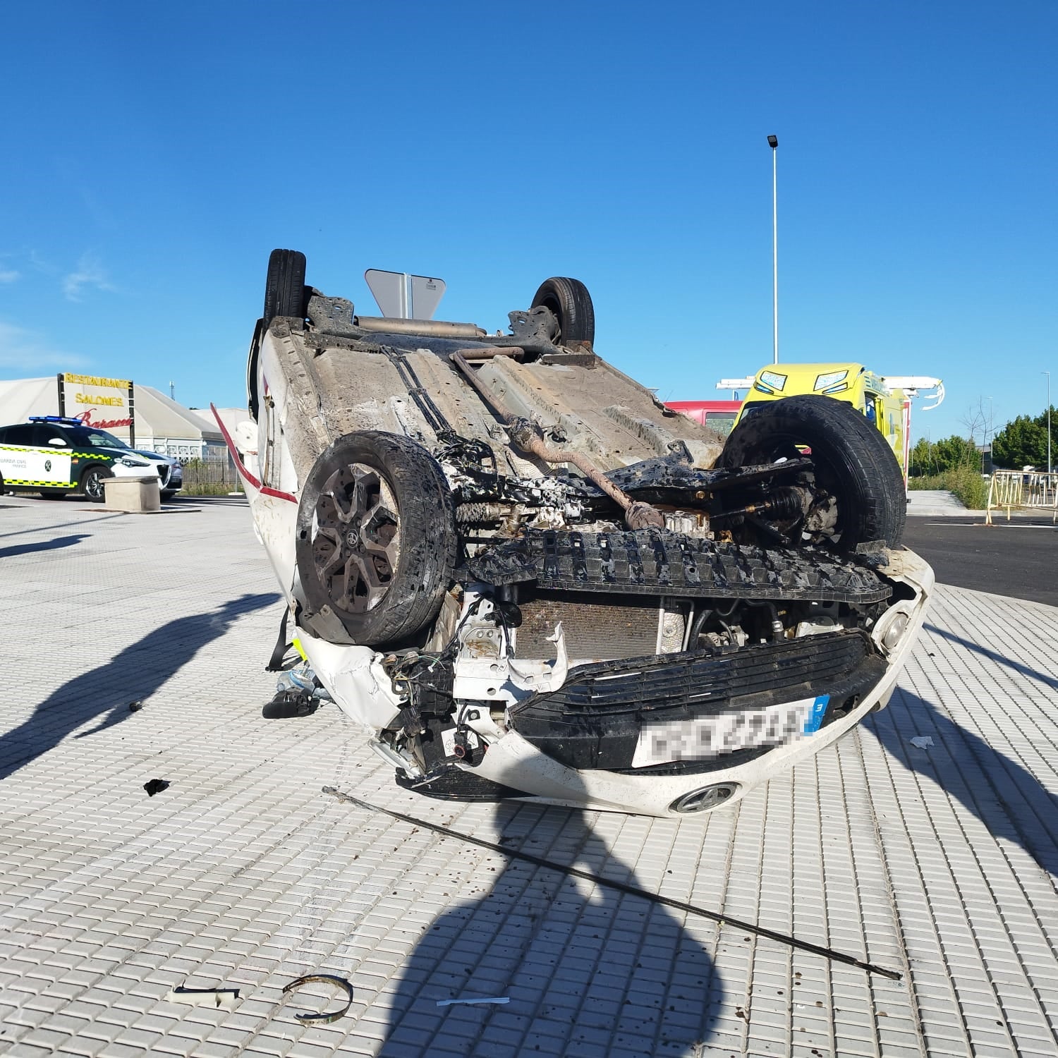 Así ha quedado el vehículo accidentado en Navalmoral tras dar vueltas de campana