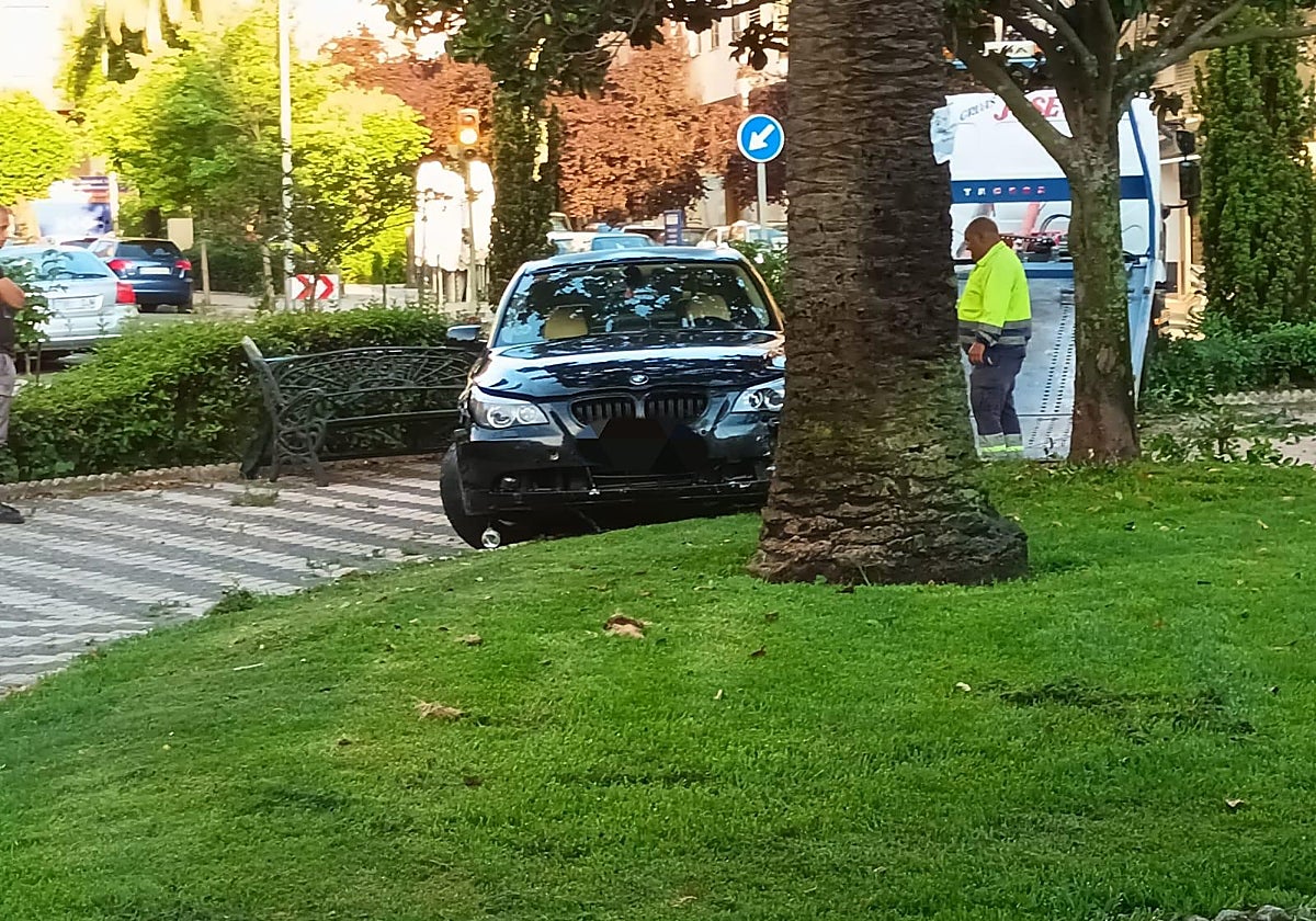 Imagen del coche que accedió por error a la peatonal plaza de Colón.