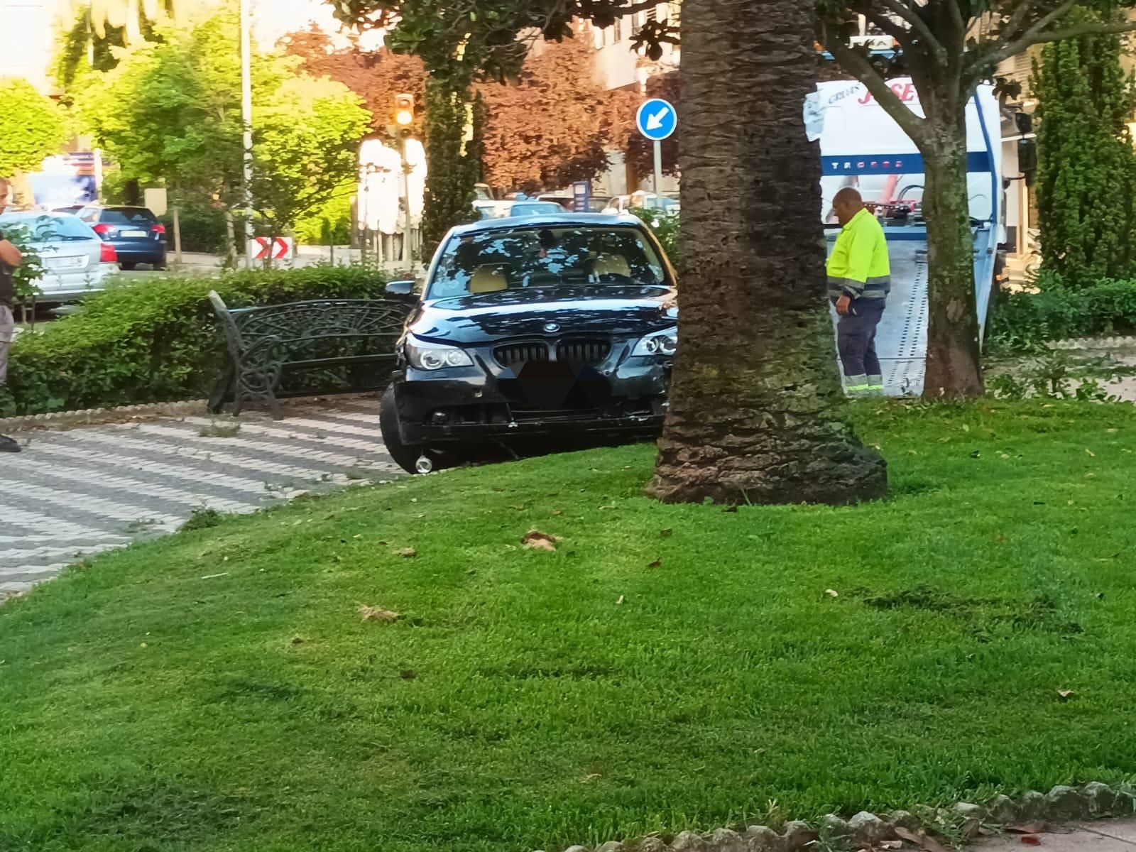 Así ha quedado el coche que se ha metido en el parque central de la plaza de Colón de Cáceres