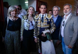 María Guardiola junto a Ginés Marín, con chaquetillas similares.